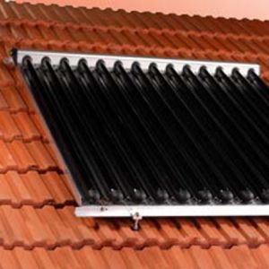 Mont debout sur le toit de panneaux solaires