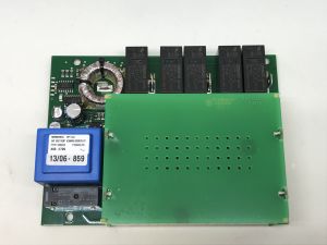 Condensateurs de démarrage progressif de carte de circuit imprimé au-dessus de 0744-